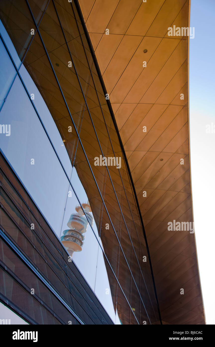Münchener Olympiaturm ist aus der modernen Glas des BMW Welt Gebäudes wider. Stockfoto