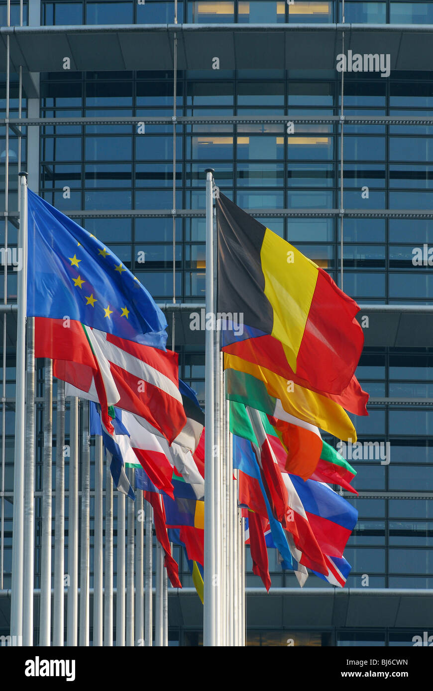 EU-Mitgliedstaaten Fahnen vor dem Gebäude des Europäischen Parlaments, Straßburg, Frankreich Stockfoto