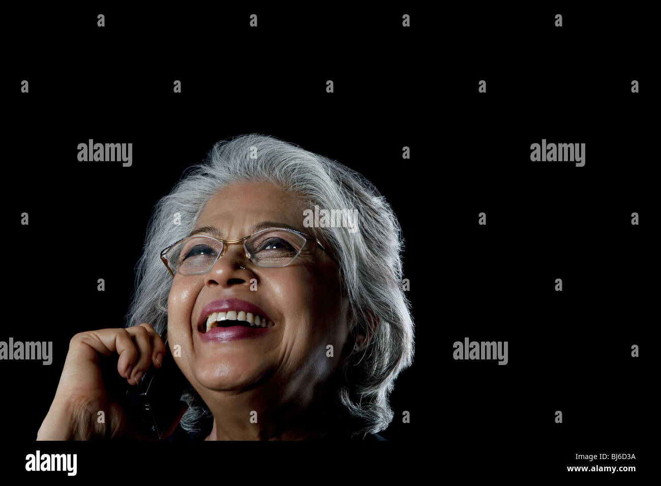 Alte Frau telefonieren mit einem Handy Stockfoto