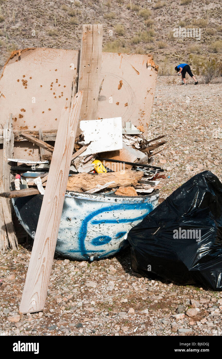 Freiwilligen zu reinigen, Müll in einem Park und auf trails Stockfoto