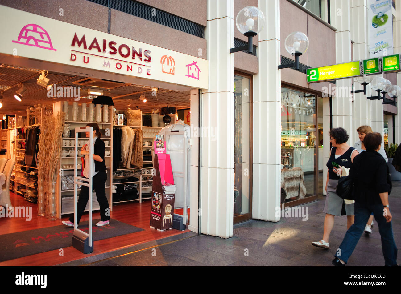 Paris, Frankreich, Frau Eingabe im Haushaltswaren Shop im Les Halles, Le  Forum des Halles-Einkaufszentrum, im Inneren Stockfotografie - Alamy