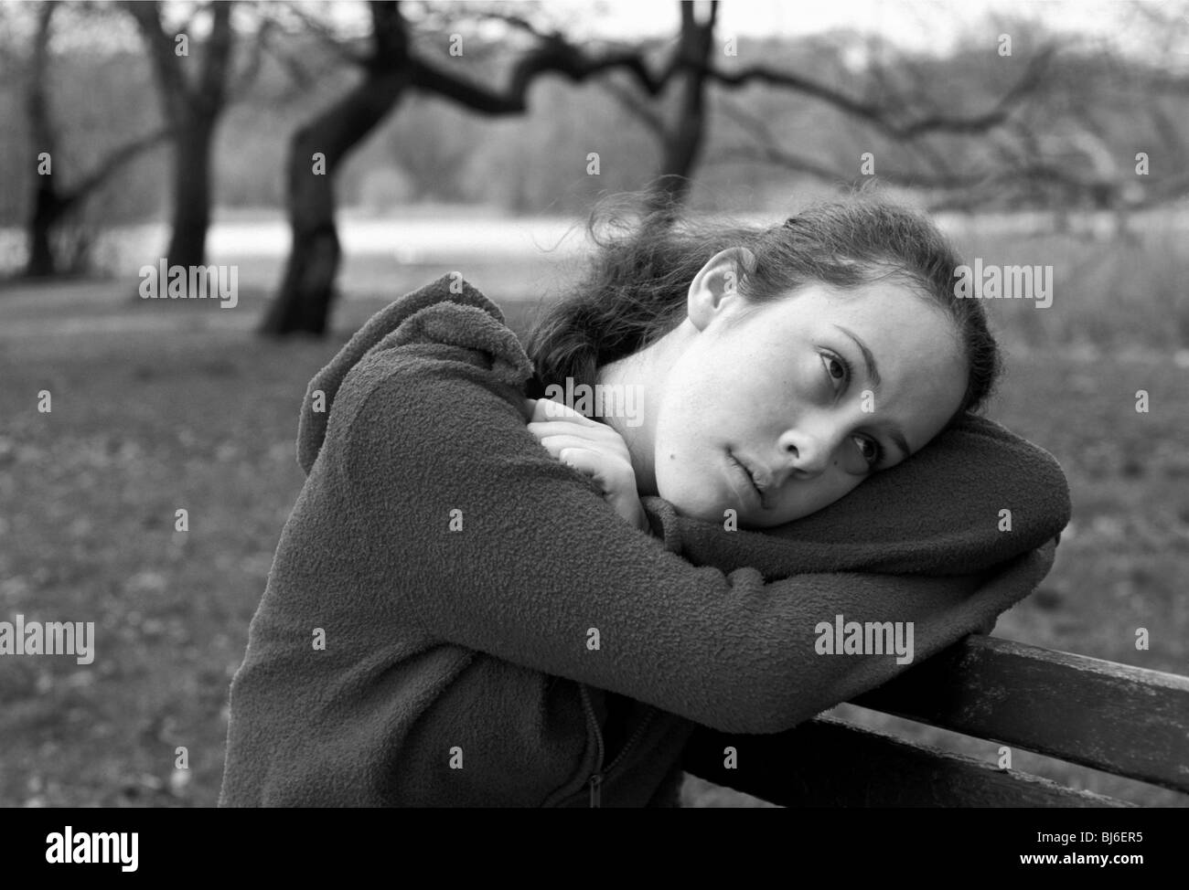 Depressive Teenager-Mädchen versuchen, Dinge herauszufinden im Prospect Park in Brooklyn, New York. Stockfoto