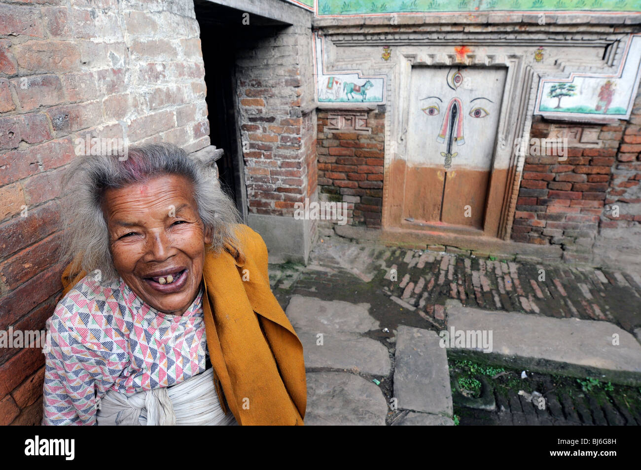 Alte Frau in Bhaktapur, Nepal Stockfoto