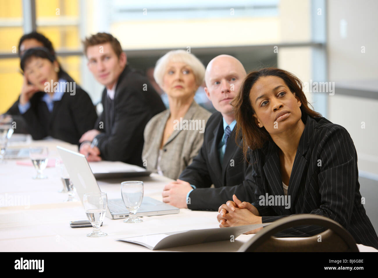 Geschäftsleute sehen Präsentation im Konferenzraum Stockfoto