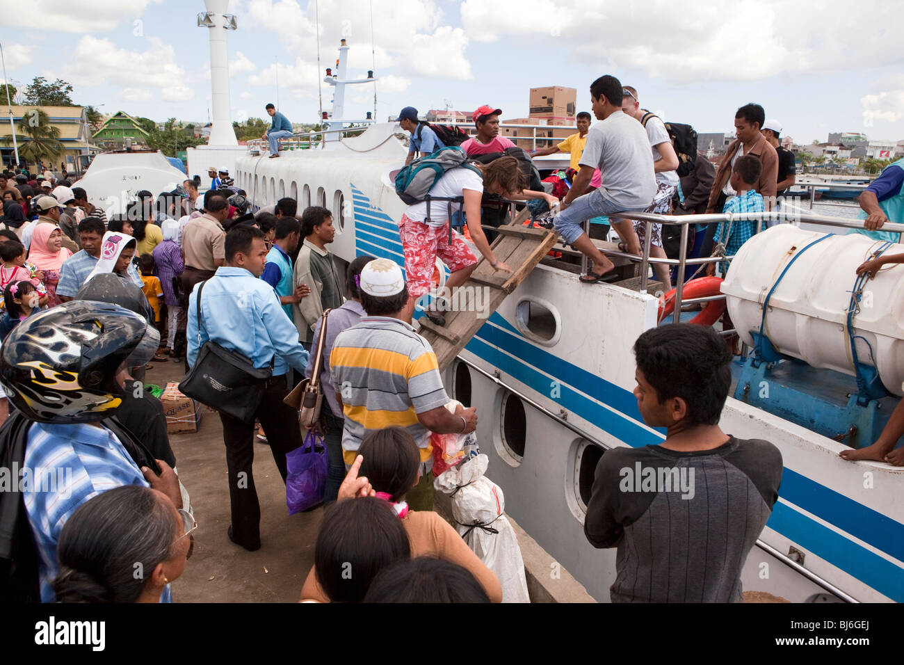 Indonesien, Sulawesi, Buton Insel, Bau Bau, Rucksacktouristen aussteigen Küsten Fähre Schnellboot Stockfoto