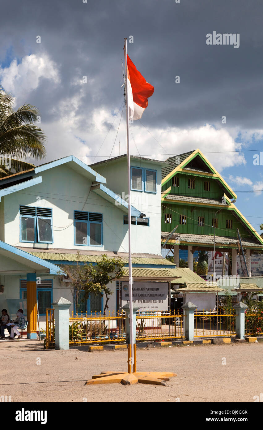 Indonesien, Sulawesi, Buton Insel, Bau Bau, indonesische Flagge außerhalb kommunalen Büros Stockfoto
