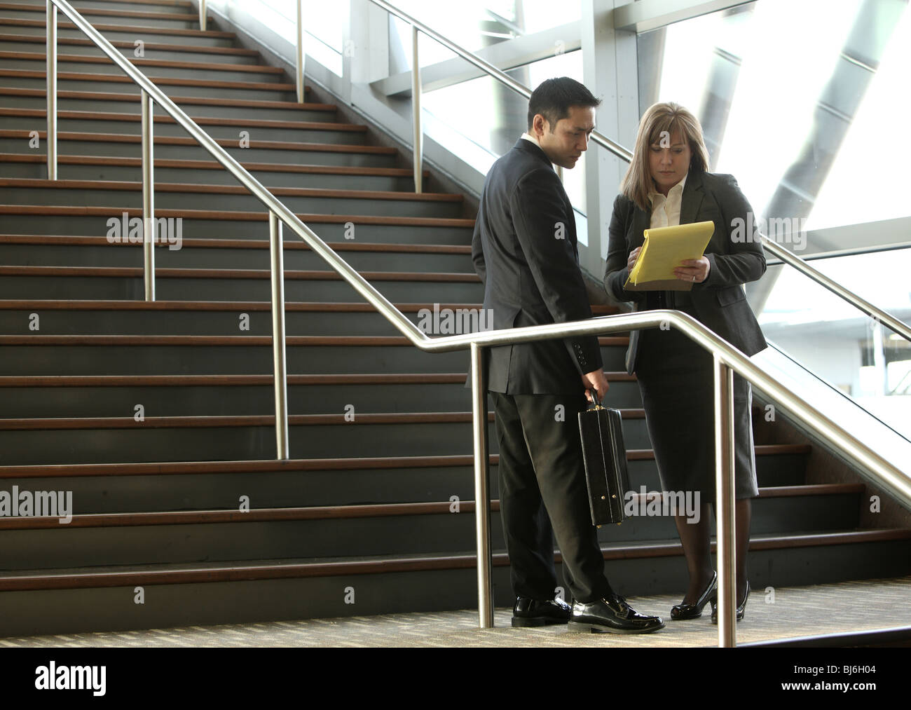 Unternehmer treffen auf Treppe Stockfoto