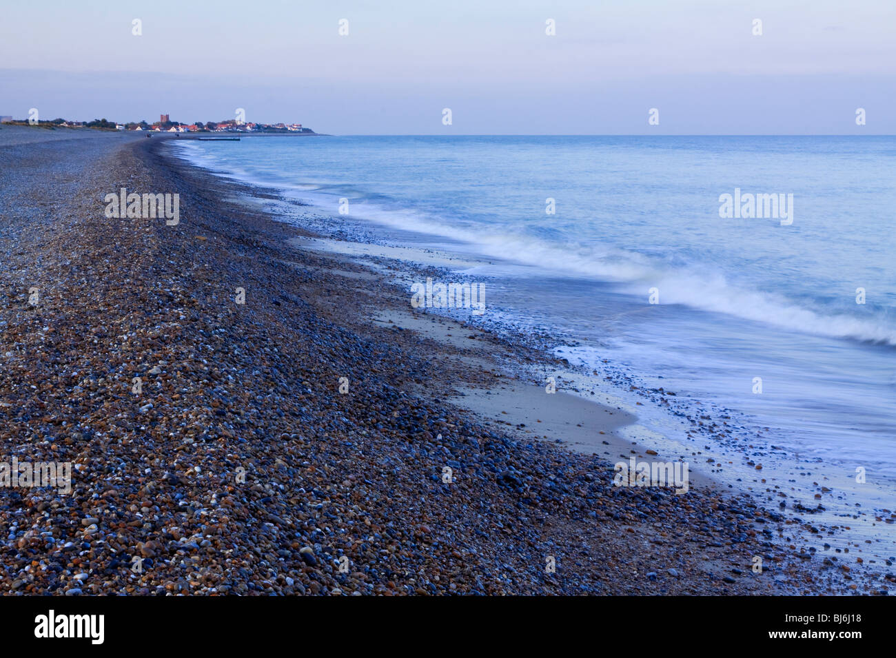 Die Küste bei Aldeburgh Suffolk East Anglia England fotografiert in der Abenddämmerung mit Kieselsteinen im Vordergrund Stockfoto