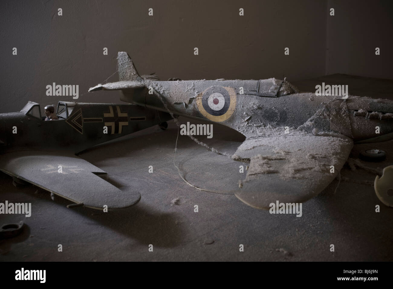 Modelle einer Spitfire und Messerschmidt 109 mit Staub bedeckt und vergessen Stockfoto