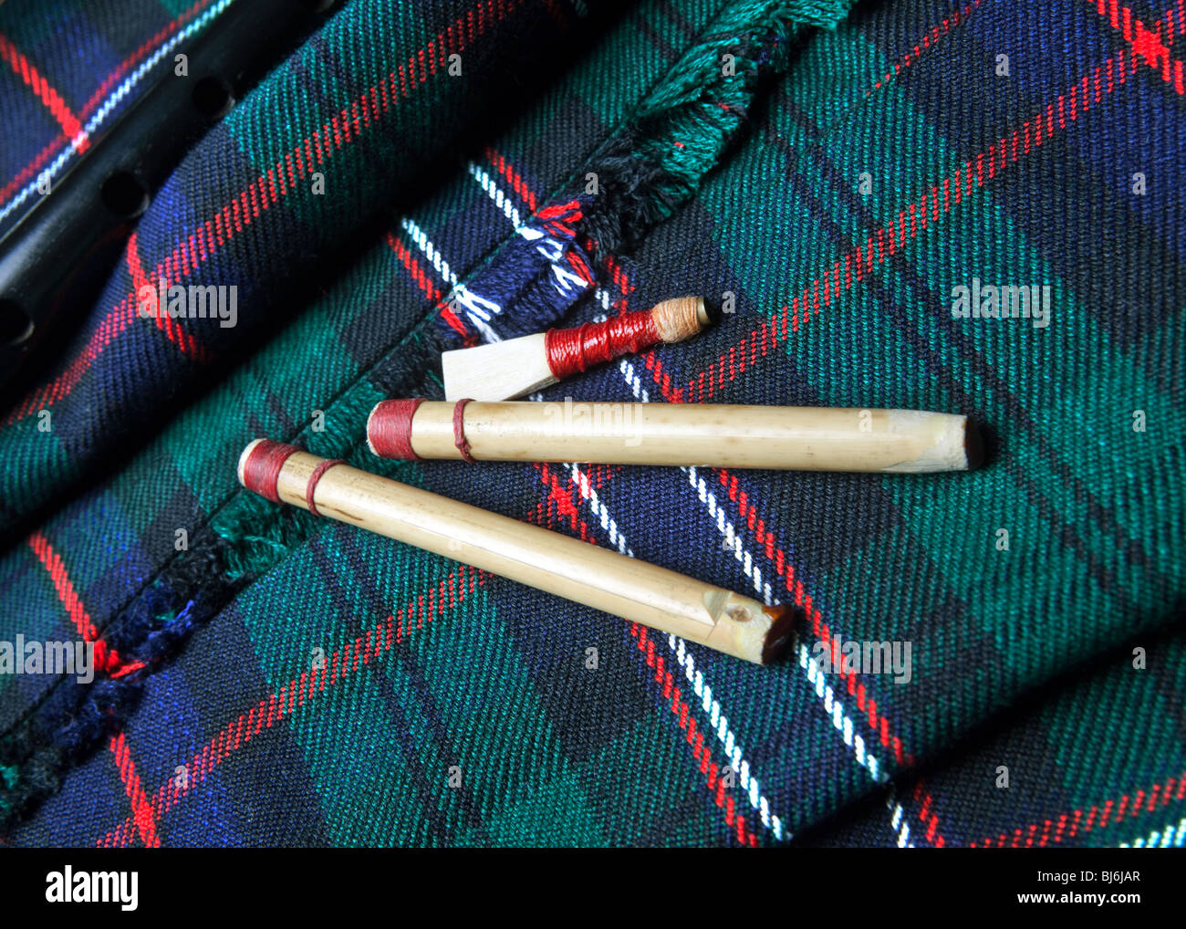 Authentische Dudelsack Schilf liegend auf einem schottischen Tartan kilt Stockfoto