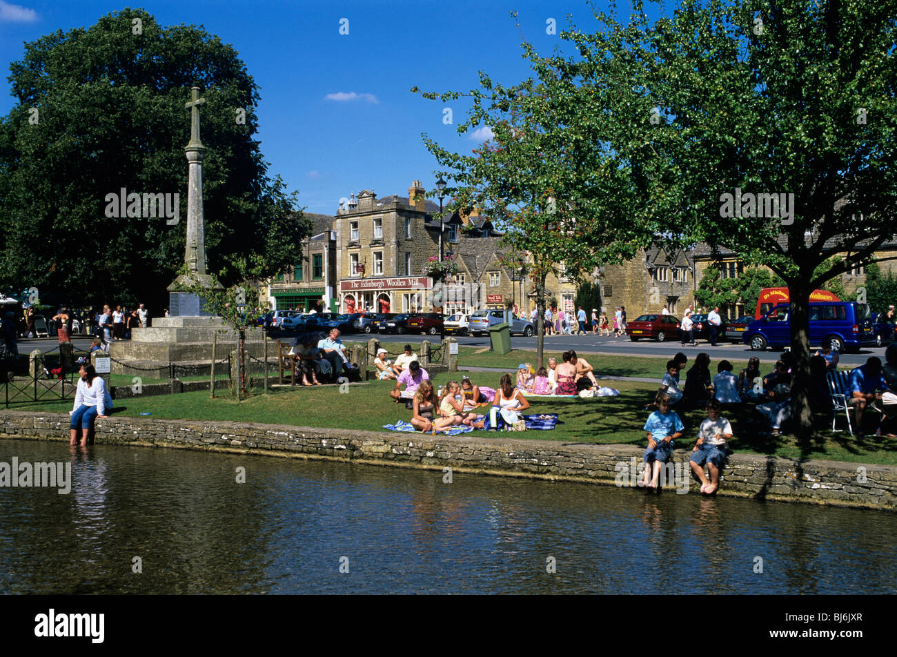 Wochenende und Feiertagen in Cotswold Dorf Bourton auf dem Wasser Stockfoto