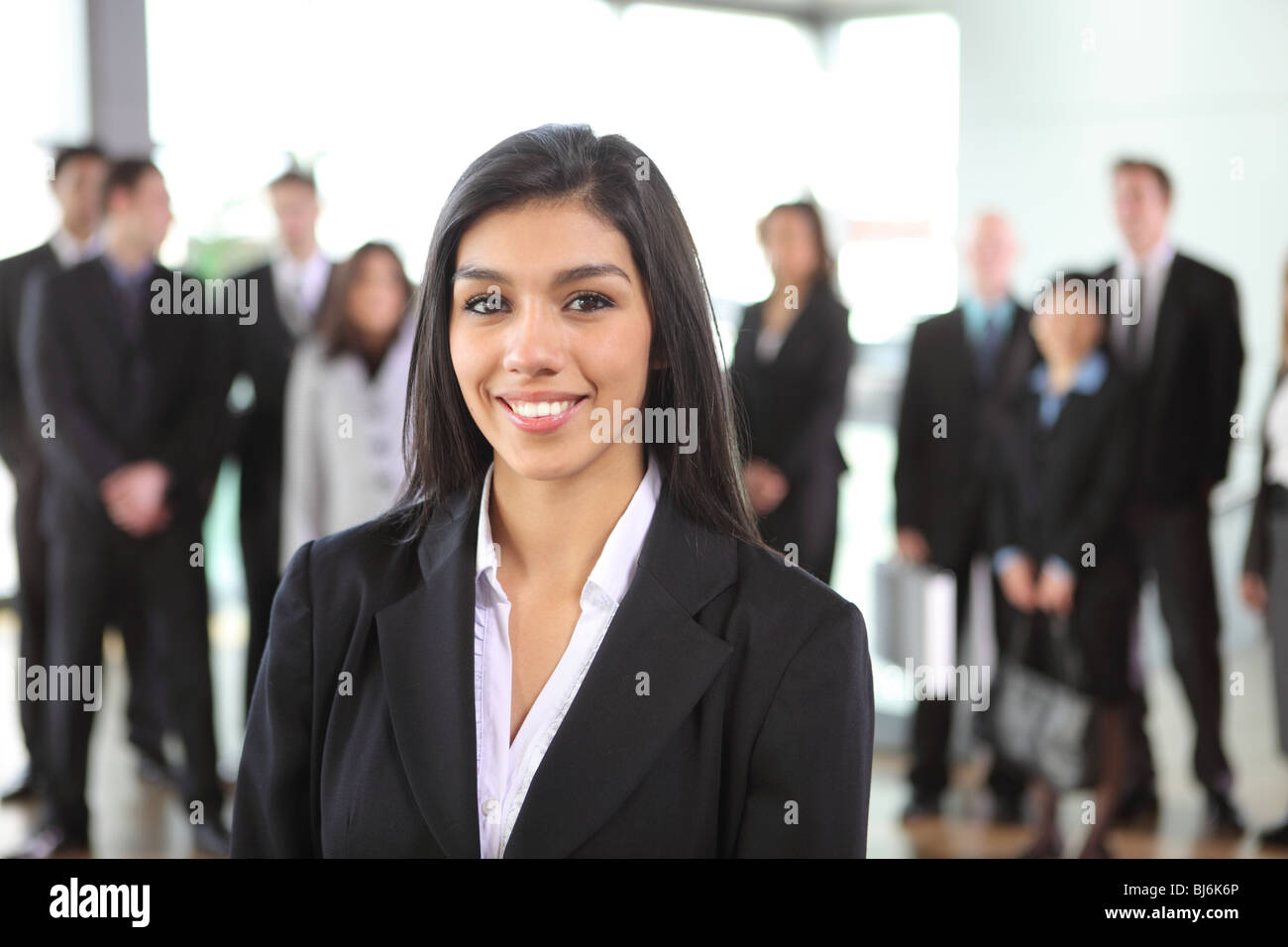 Porträt der jungen Unternehmerin mit Menschen im Hintergrund Stockfoto