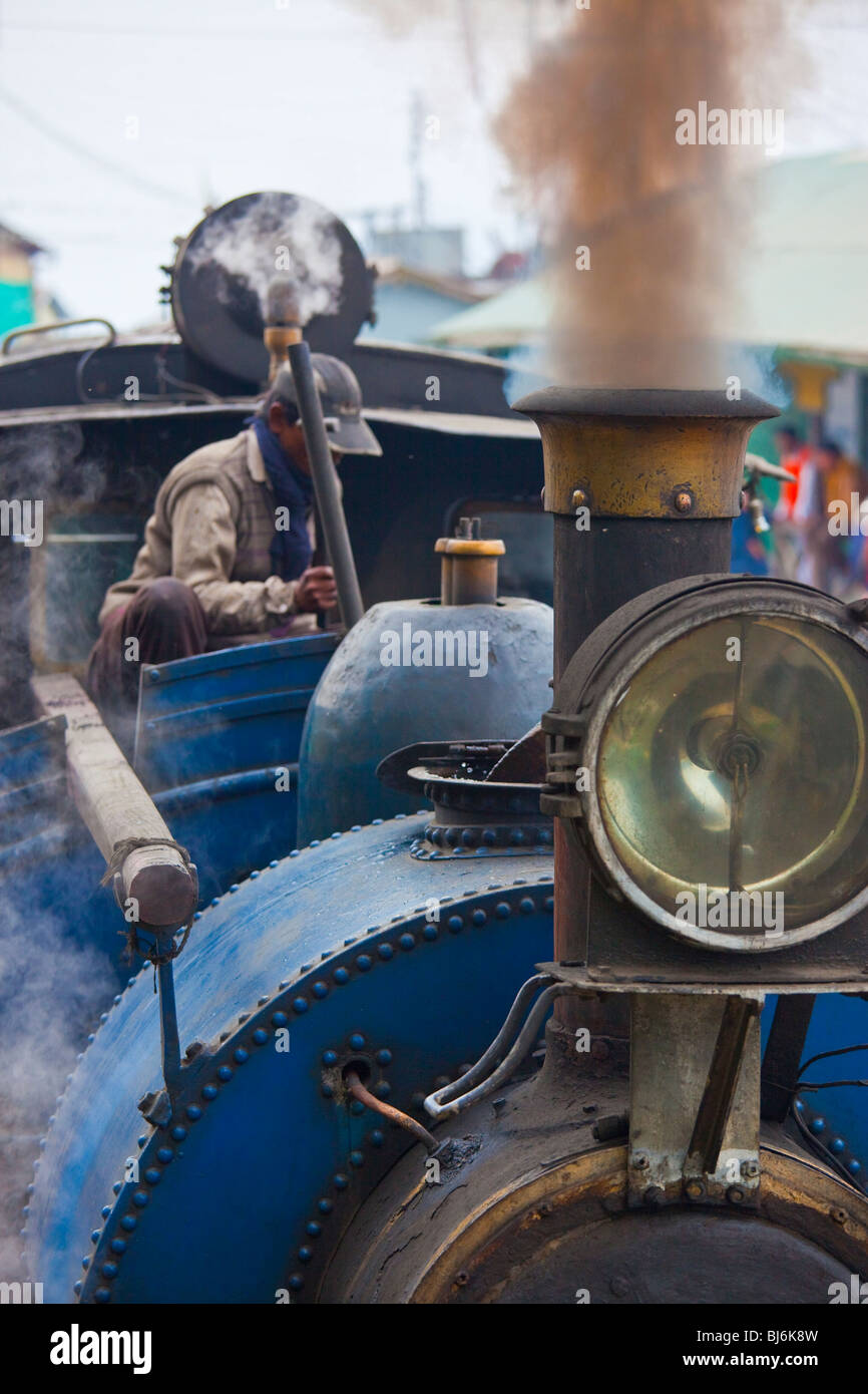 Dampfmaschine auf der Darjeeling Himalayan Railway Spielzeugeisenbahn in Darjeeling, Indien Stockfoto