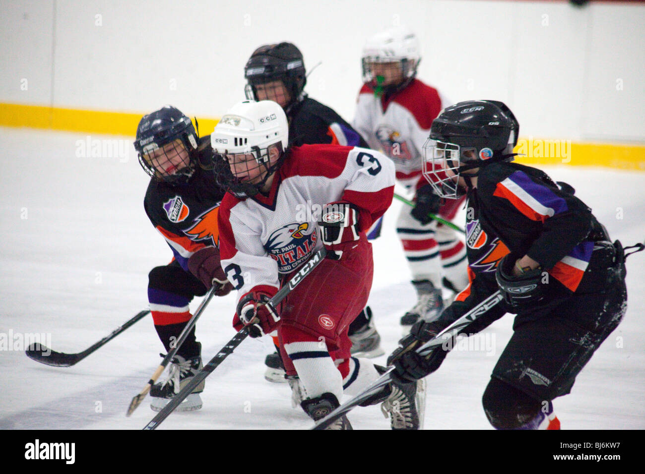 Hockey-Spieler 10 Jahre bringt Puck Eis hinunter. St Paul Minnesota USA Stockfoto