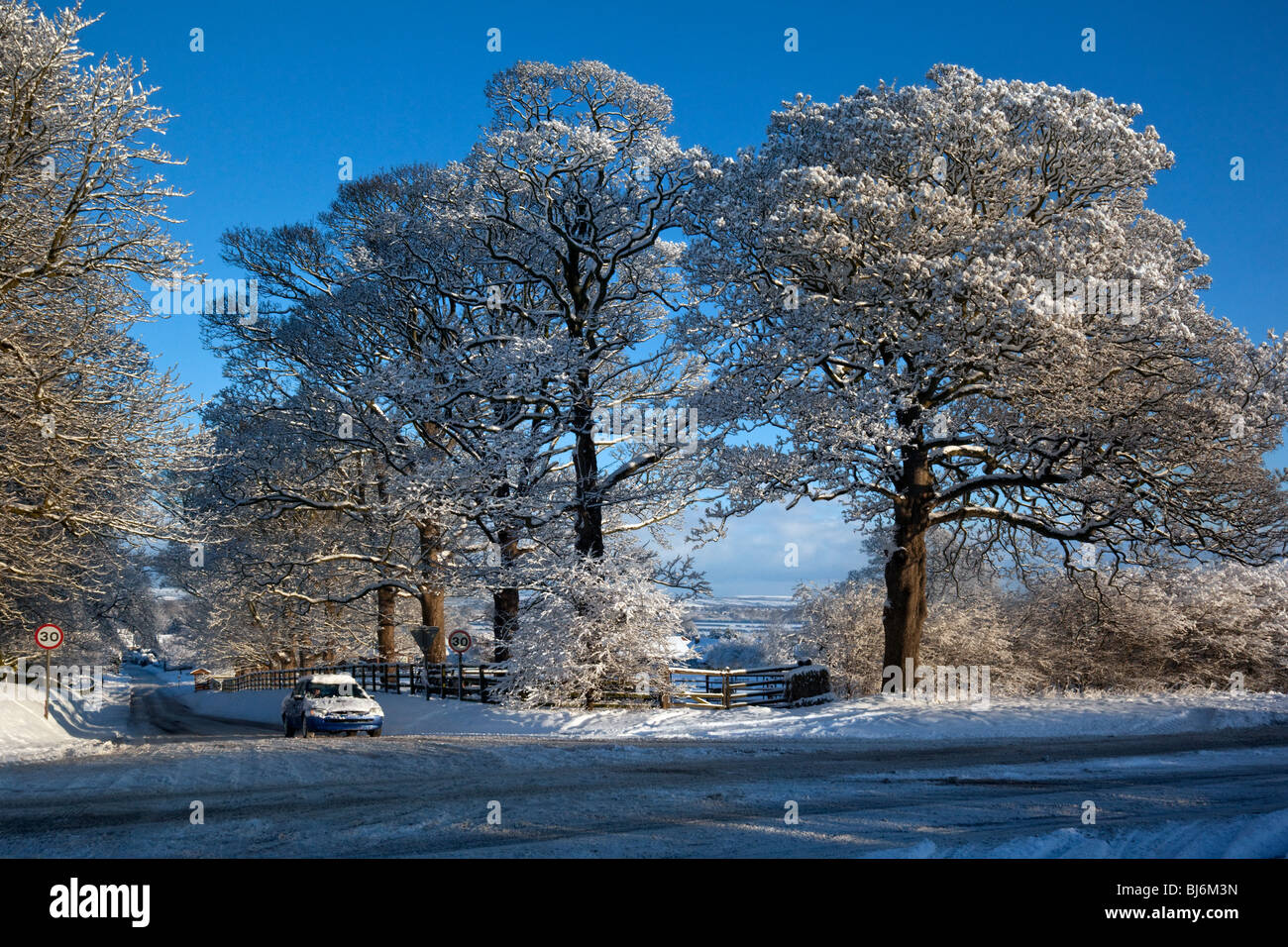 Winterschnee auf einer Landstraße in North Yorkshire im Vereinigten Königreich Stockfoto