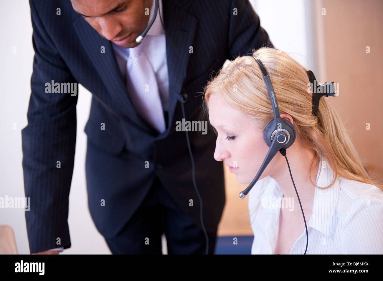 Männliche Geschäftsmann und weibliche Unternehmerin tragen Headsets über Geschäfte sprechen. VOLL-MODELL VERÖFFENTLICHT Stockfoto