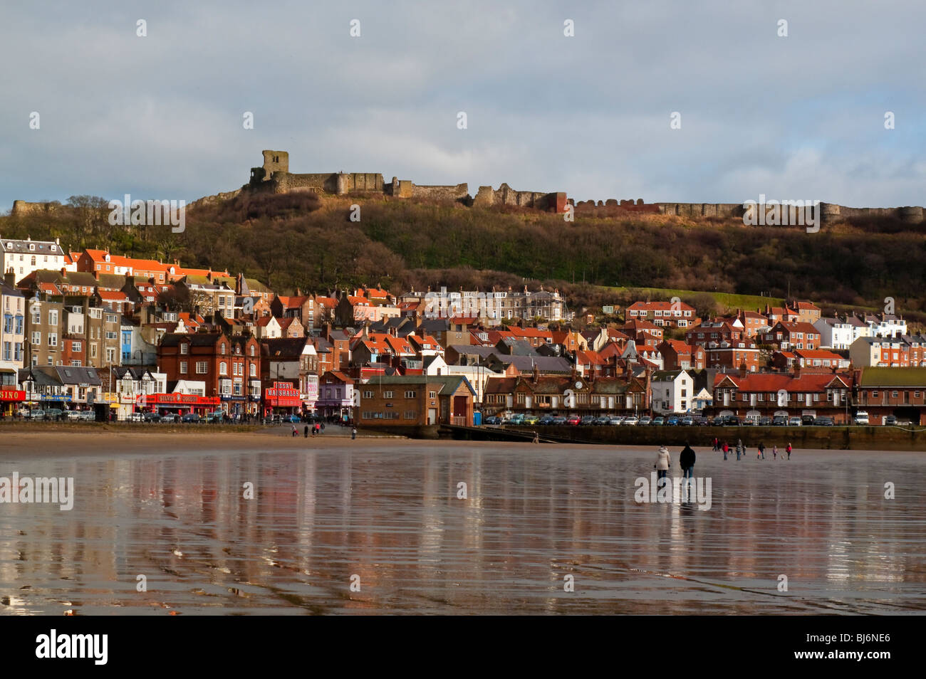 Der Strand von Scarborough South Bay in North Yorkshire England UK mit sichtbaren Burg auf der Klippe Stockfoto