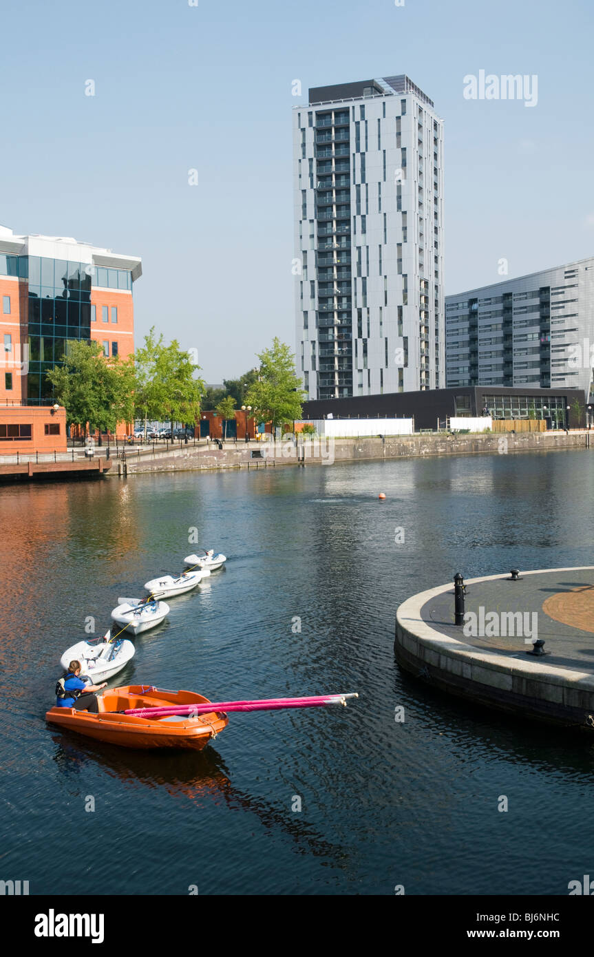 Millennium Tower Apartments und kleine Boote an der Erie Basin, Salford Quays, größere Manchester, UK Stockfoto