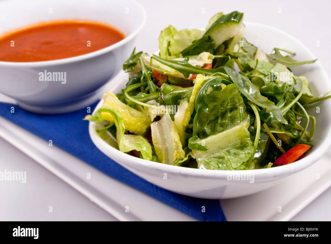 Schüssel mit Tomatensuppe & Salat Stockfoto