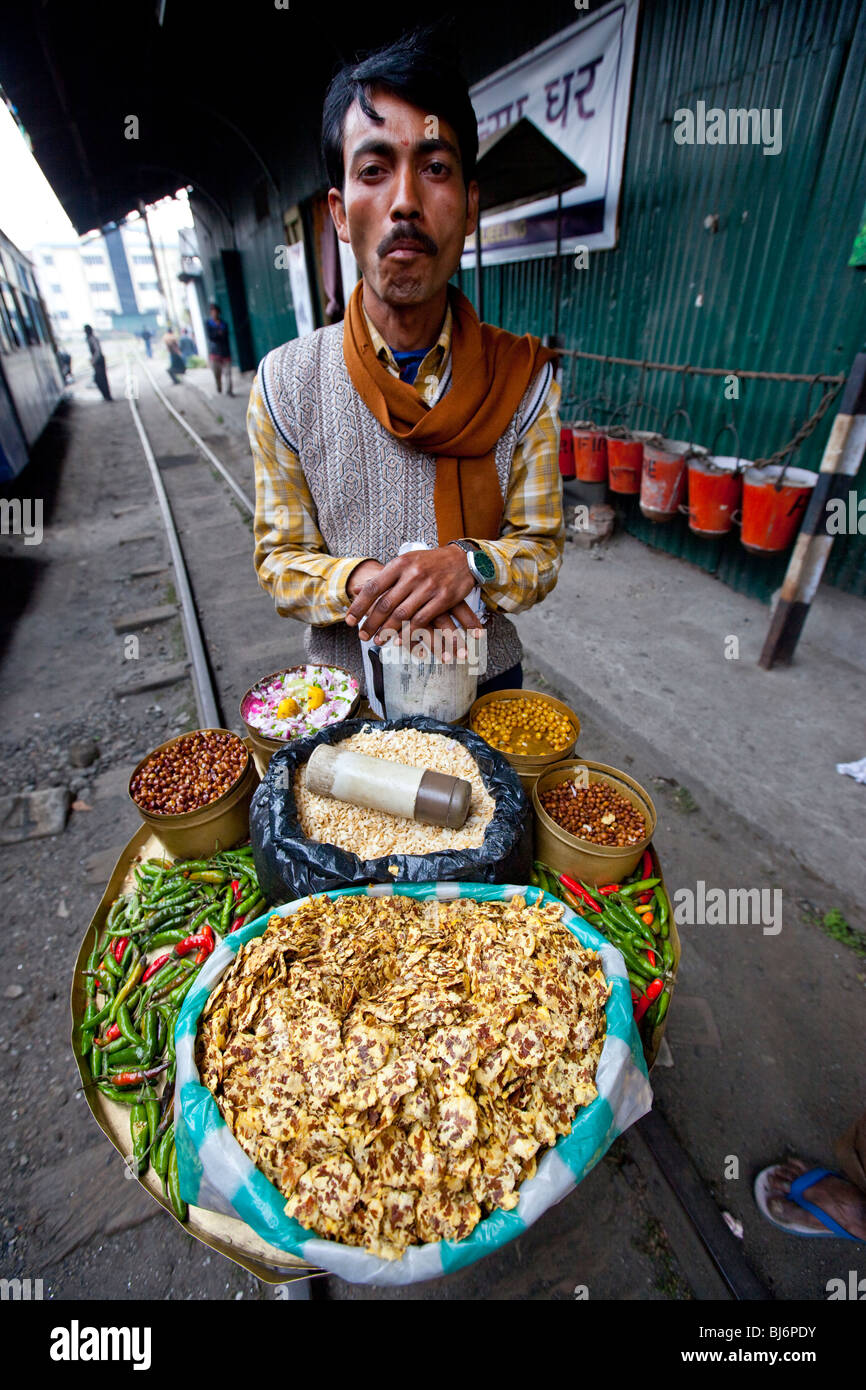 Snack-Hersteller bei der Darjeeling Himalayan Railway Spielzeugeisenbahn in Darjeeling, Indien Stockfoto