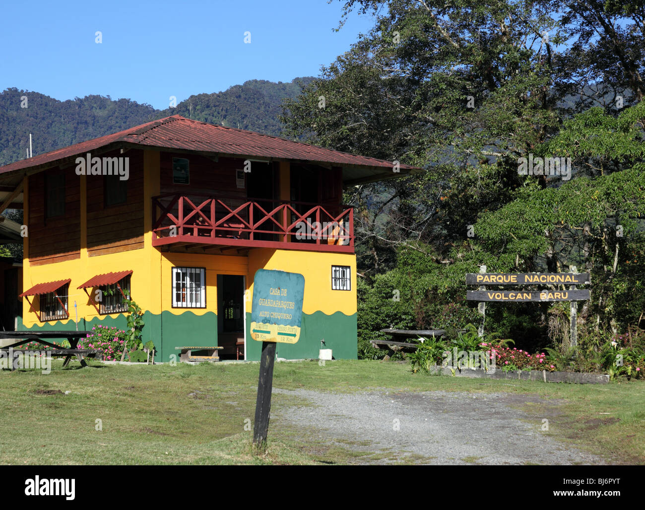 ANAM Wächter Gebäude im Nebelwald am Beginn der Quetzal Trail, Volcan Baru National Park, in der Nähe von Boquete, Chiriqui, Panama Stockfoto