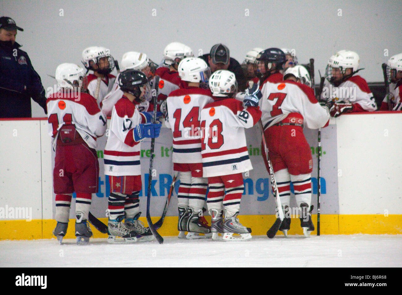 Jungen Hockey Team 10 Jahre erhalten Anweisungen von Trainer am Ende der Periode. St Paul Minnesota USA Stockfoto