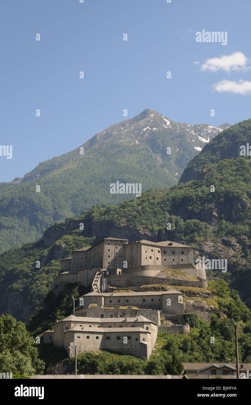 Forte di Bard Burg Castello Festung im italienischen Aostatal mit Alpen im Hintergrund Stockfoto