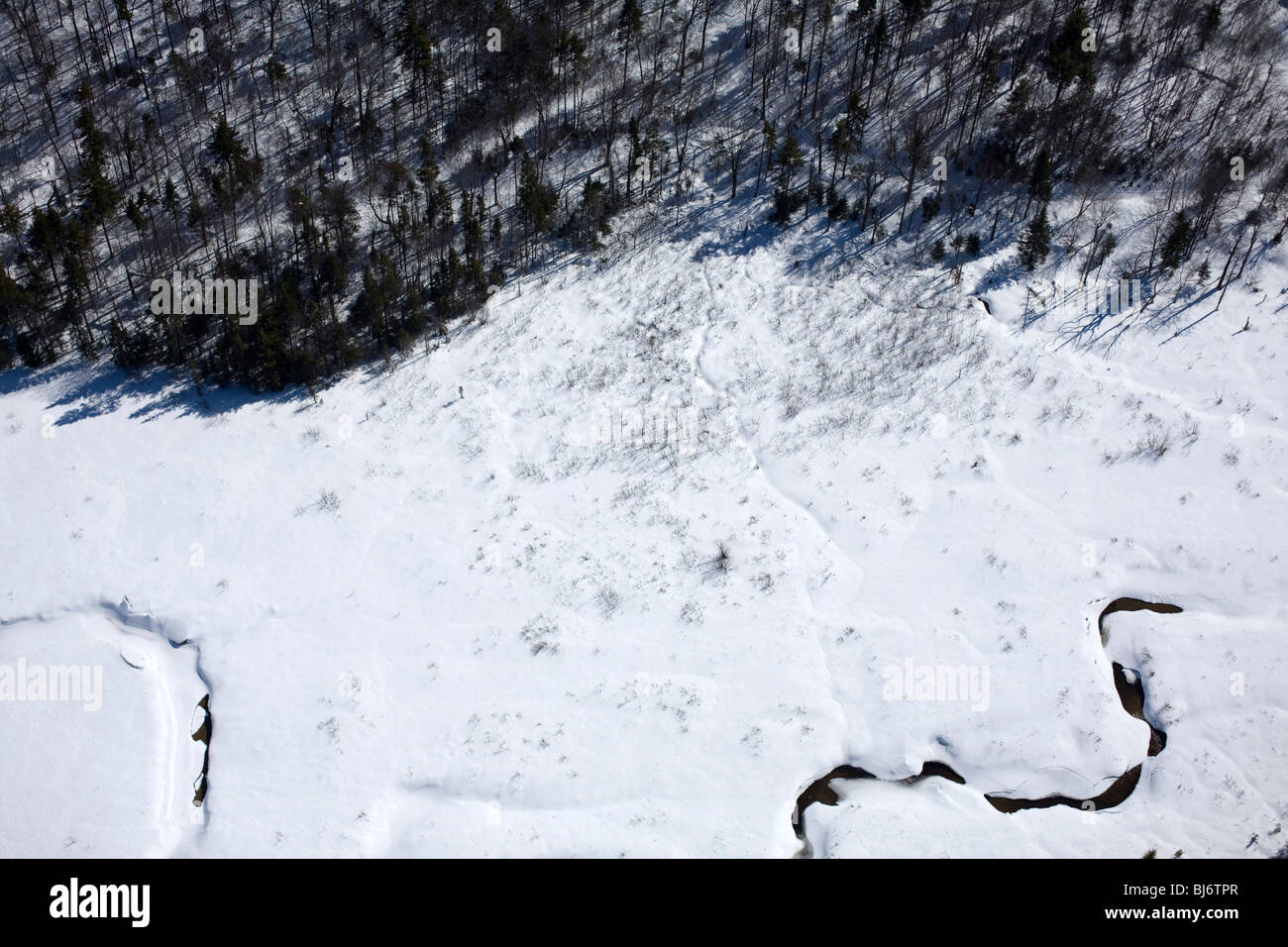 Vermont Luftaufnahme des verschneiten Stream im Spätwinter. Stockfoto