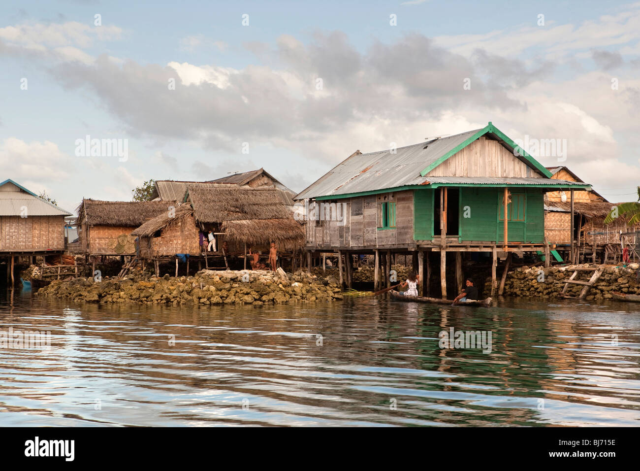 Indonesien, Sulawesi, Wakatobi Nationalpark, Kaledupa Island, Sampela Bajo Meer Zigeuner Dorfhäuser Stockfoto