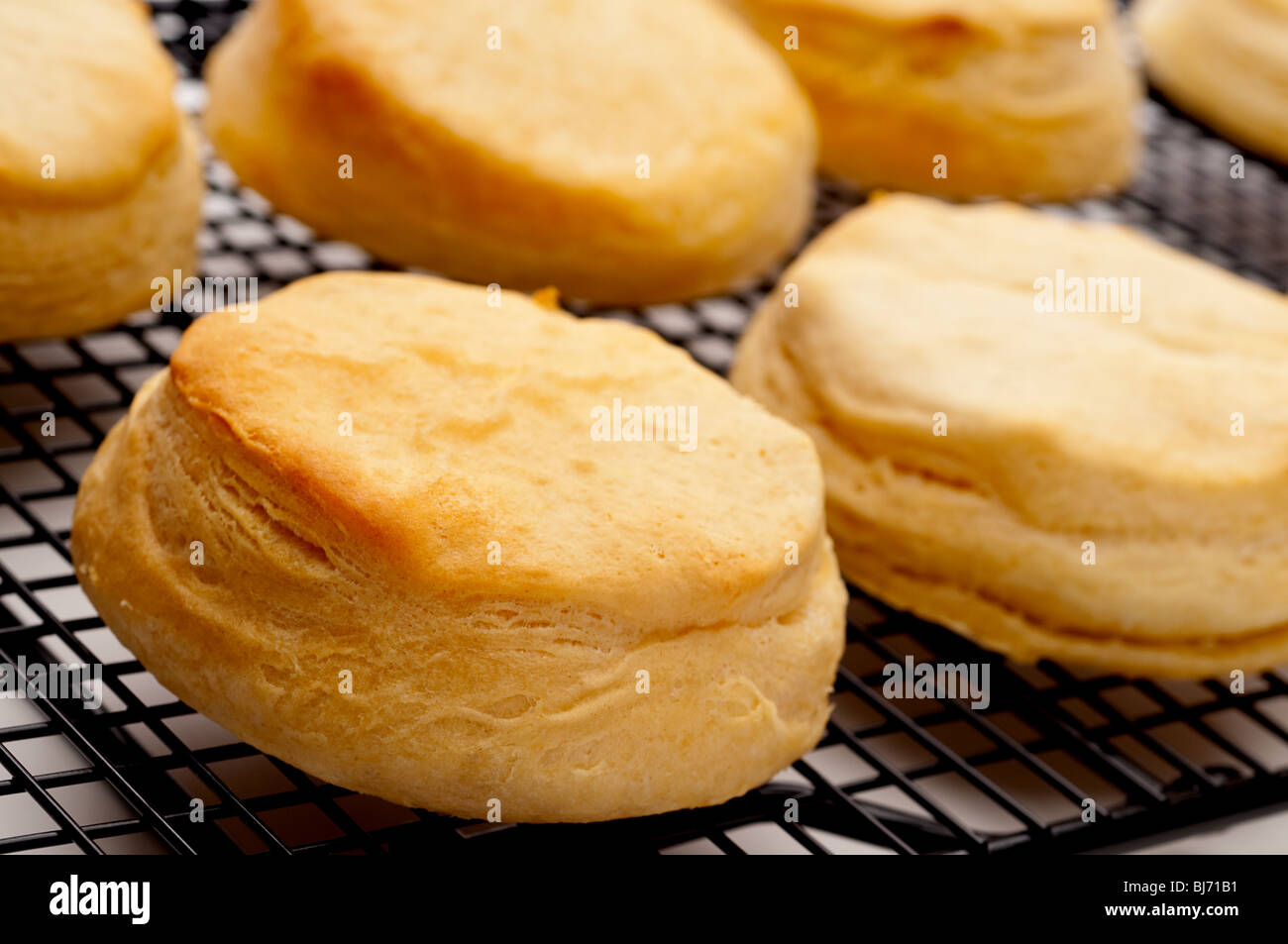 Geneigte horizontale nahe gebacken frische Kekse Stockfoto