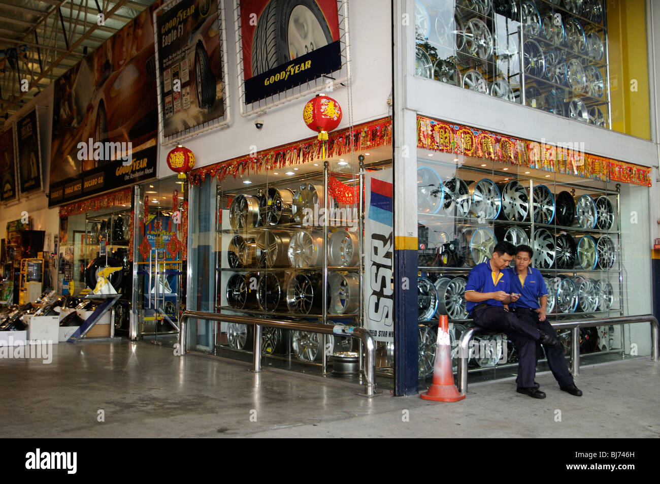 Reifen und Rad Workshop, Pudu, Kuala Lumpur, Malaysia Stockfoto