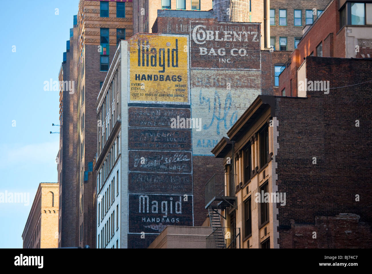 Verblasst Verbung an einem Gebäude in Midtown Manhattan, New York City Stockfoto
