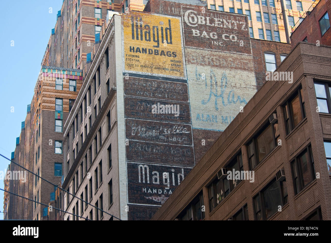 Verblasst Verbung an einem Gebäude in Midtown Manhattan, New York City Stockfoto