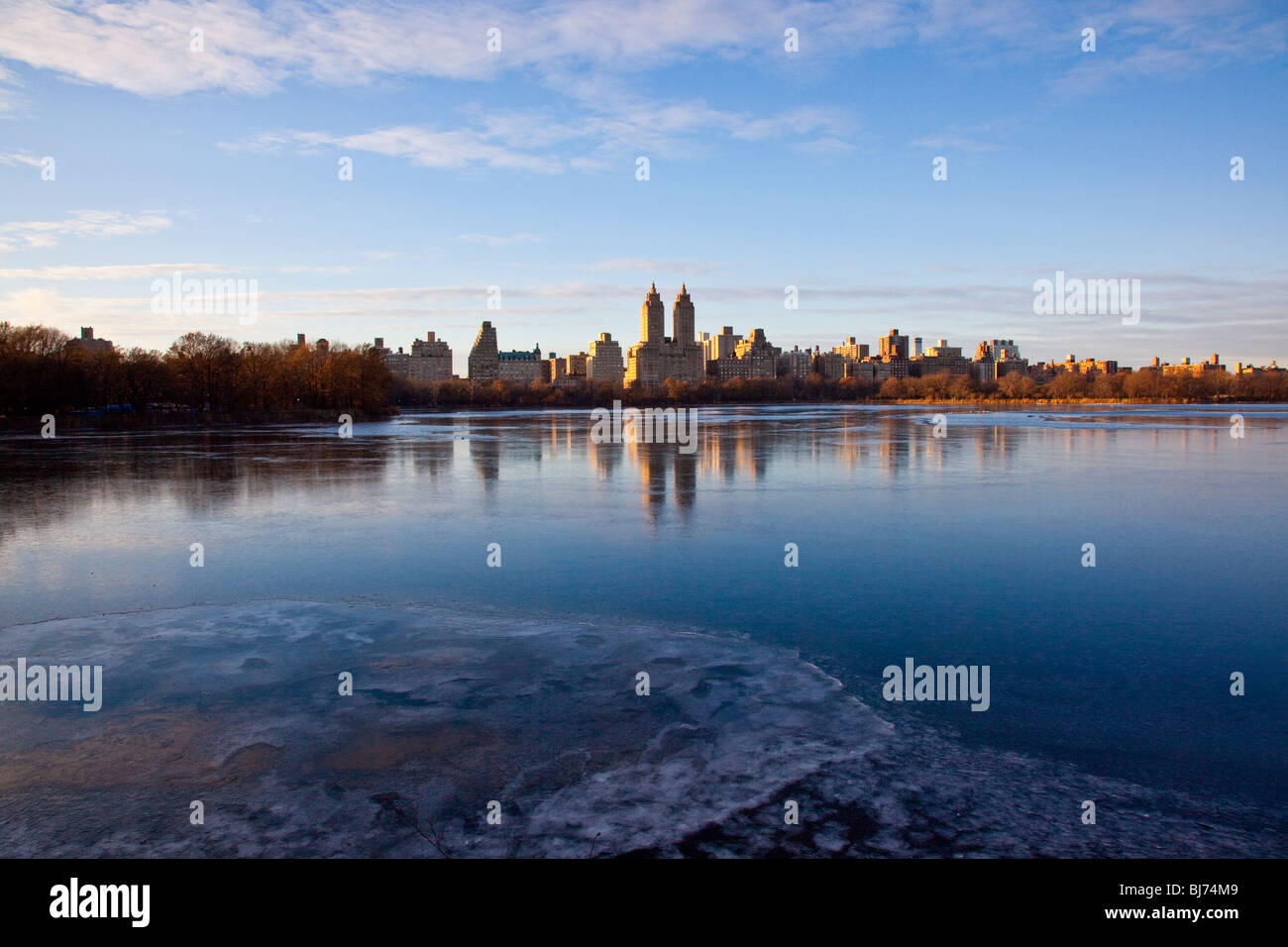 El Dorado Gebäude und Reservoirs im Central Park in New York City Stockfoto