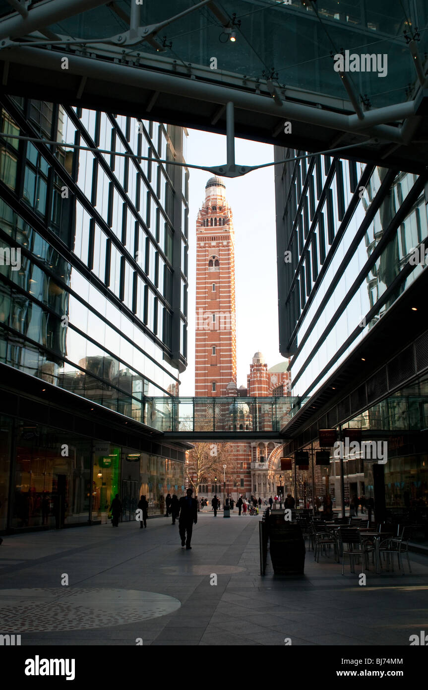 Westminster Cathedral Turm gesehen mit dem Kardinal Shopping Centre, London, UK Stockfoto