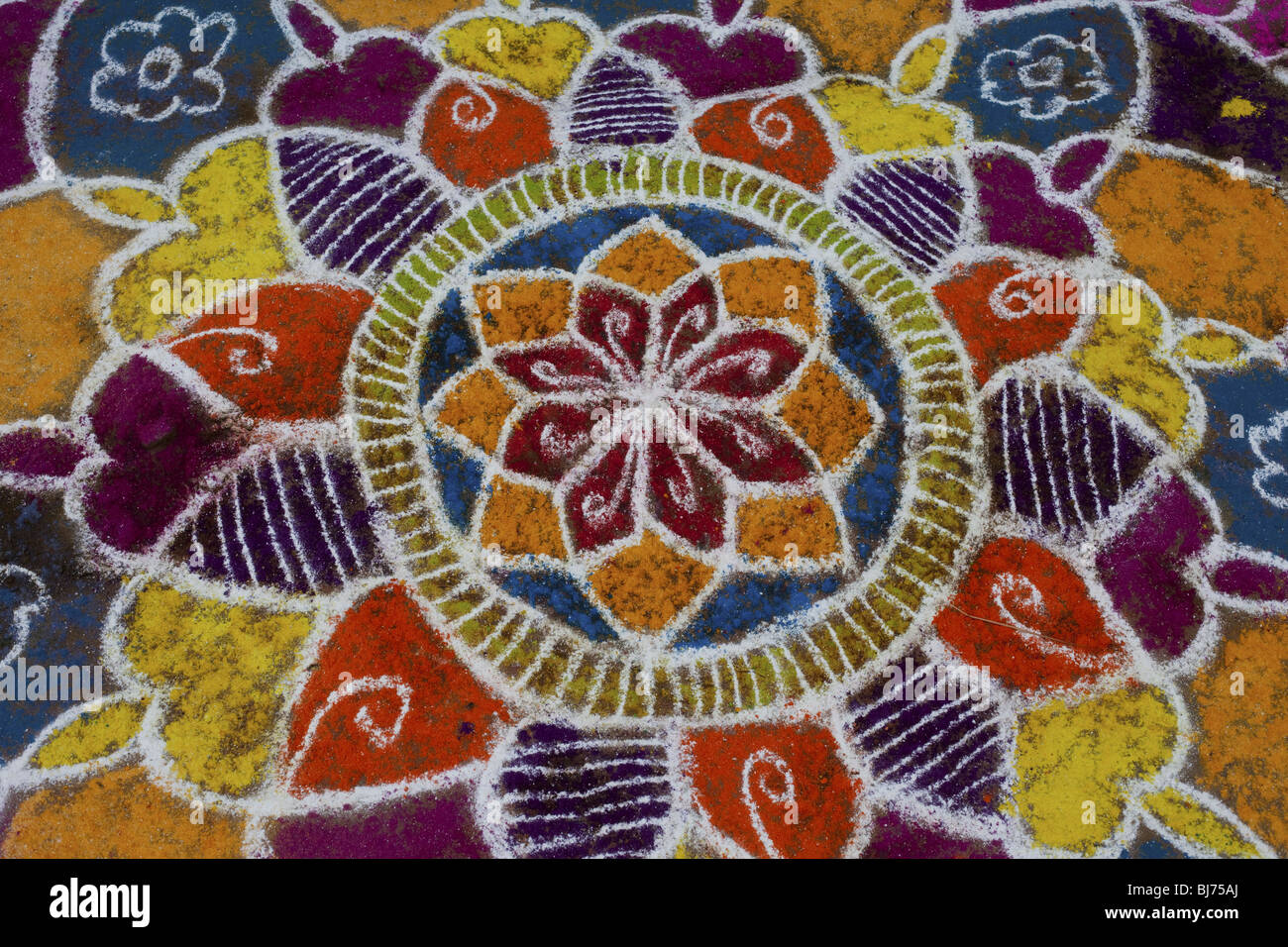 Rangoli Festival Entwürfe in einer indischen Straße auf dem hinduistischen Festival Sankranthi oder Pongal gemacht. Stockfoto