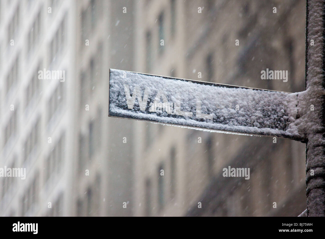 Wall Street-Zeichen in einem Schneesturm in New York City Stockfoto