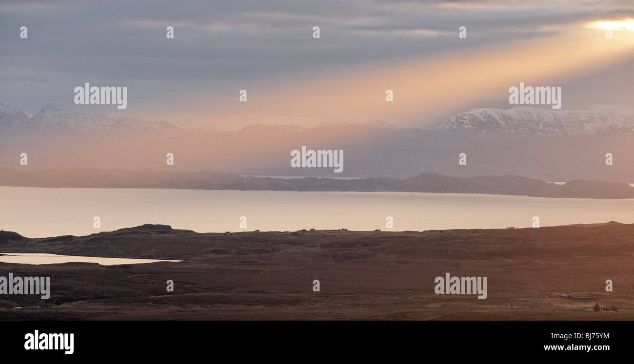 Sonnenstrahl über die Minch. Gesehen von Trotternish, Isle Of Skye, Schottland, Großbritannien. Stockfoto