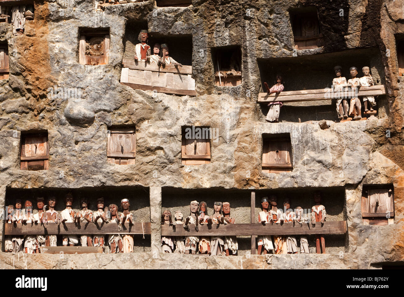 Indonesien, Sulawesi, Tana Toraja, Lemo, traditionelle Tau Tau Bildnisse von toten Menschen hoch