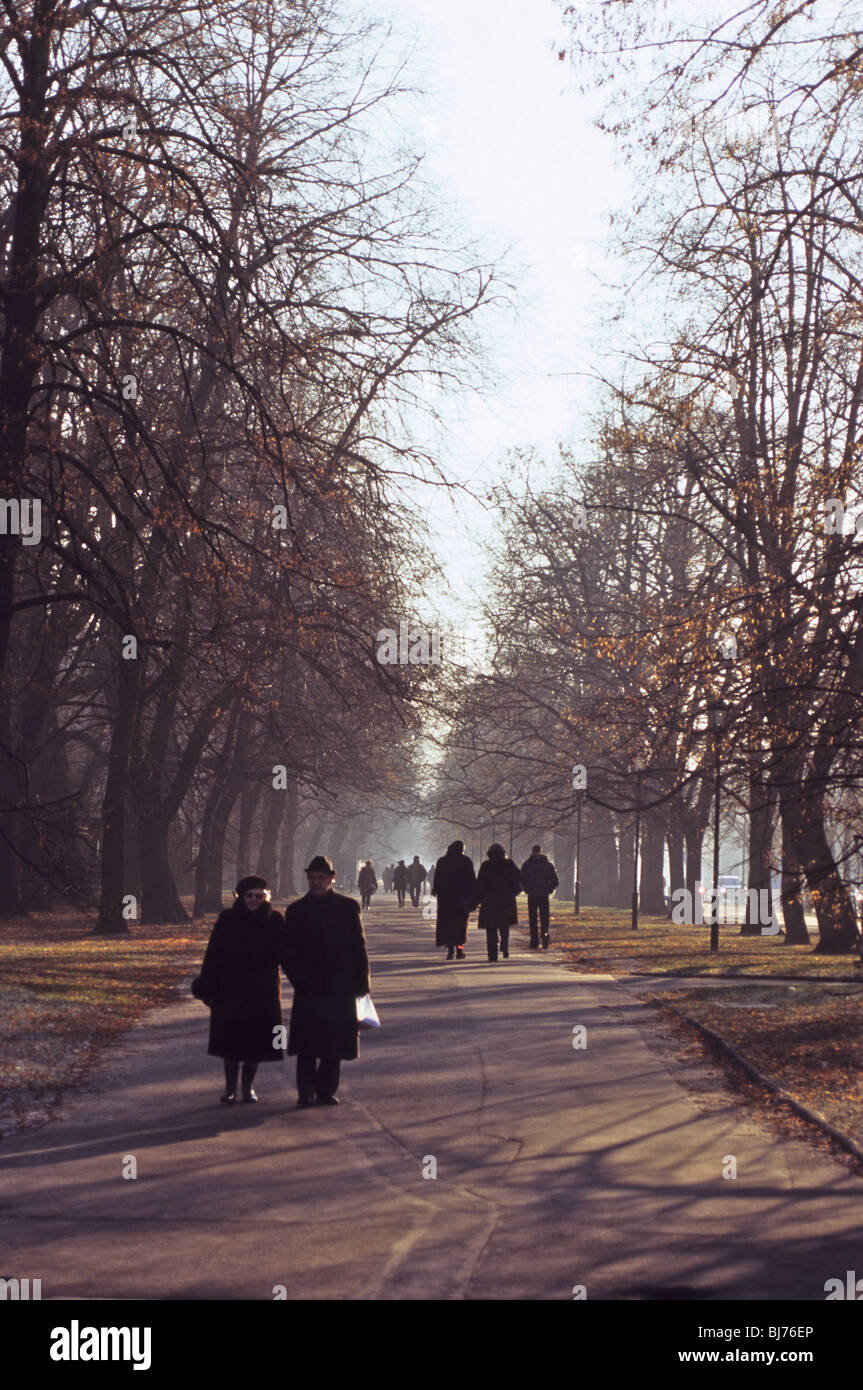 Wanderer in Aleje Ujazdowskie Straße von Lazienki Park, Warschau, Polen Stockfoto