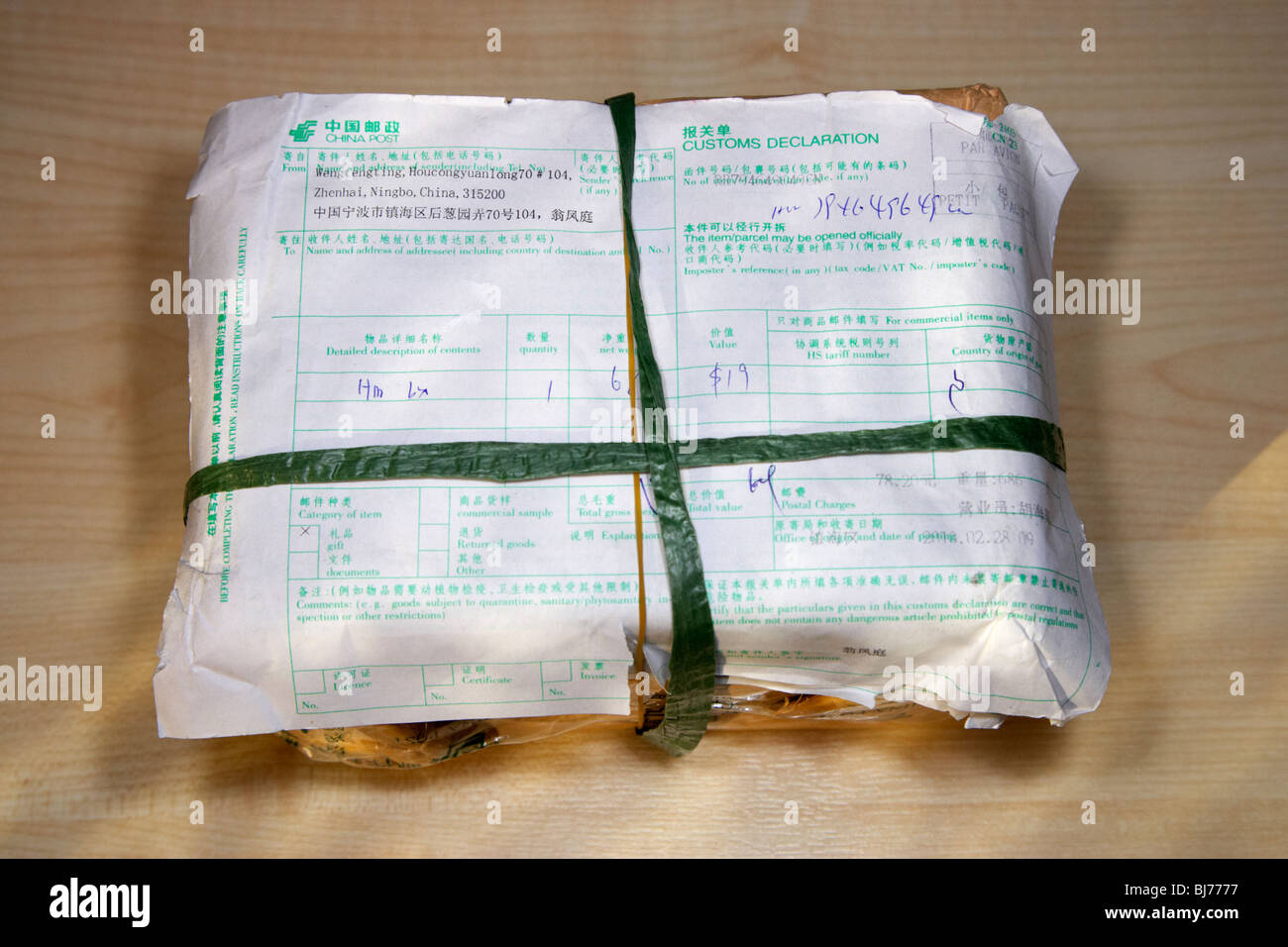 Paket aus China erhielt in Großbritannien mit chinesischen Verpackung und  Zoll-Abfertigung-Formular gesendet Stockfotografie - Alamy