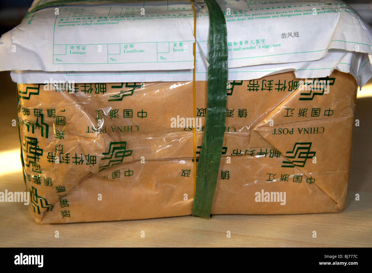 Paket aus China erhielt in Großbritannien mit chinesischen Verpackung und  Zoll-Abfertigung-Formular gesendet Stockfotografie - Alamy