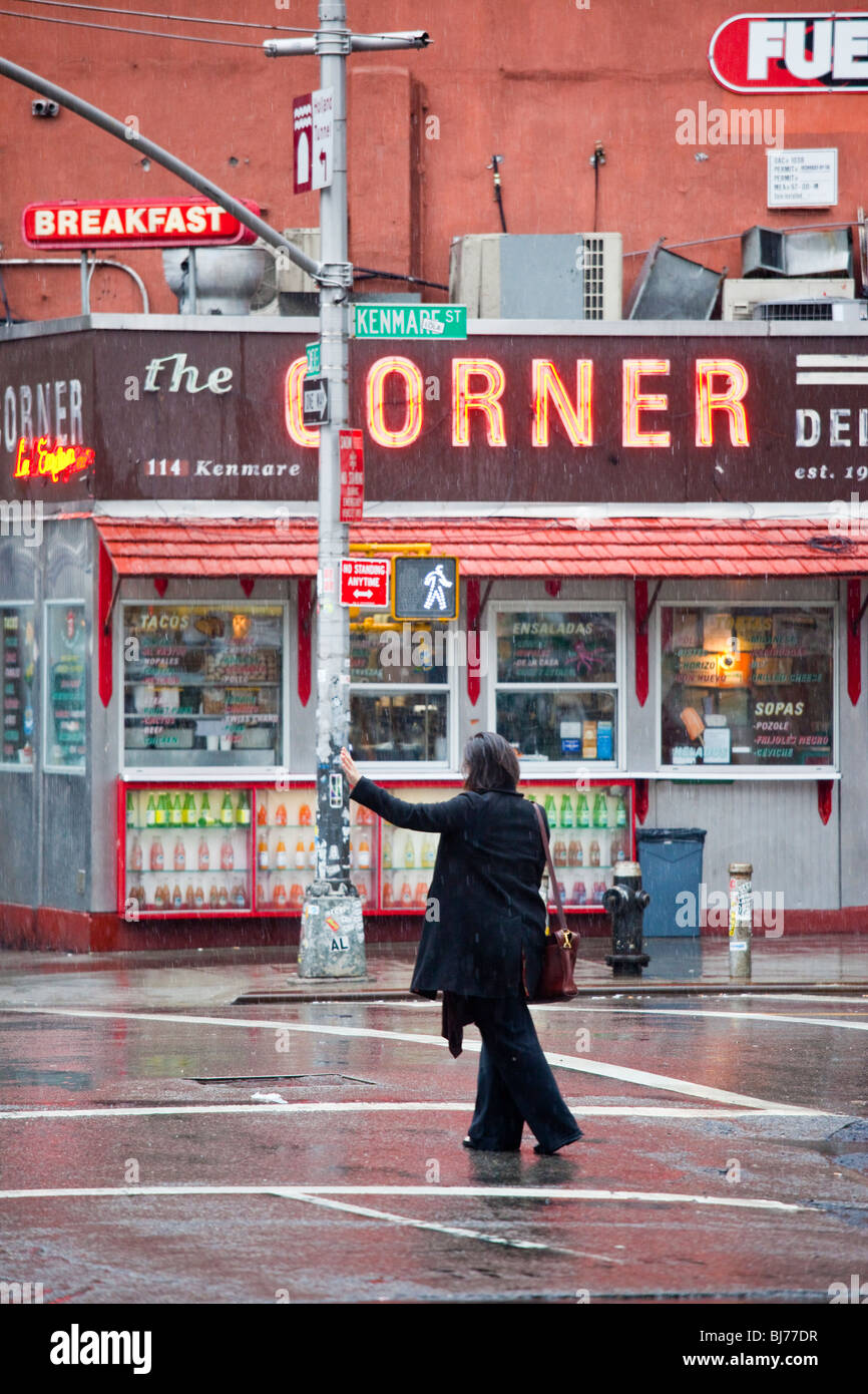 Frau, die ursprünglich ein Taxi in Soho, New York City Stockfoto