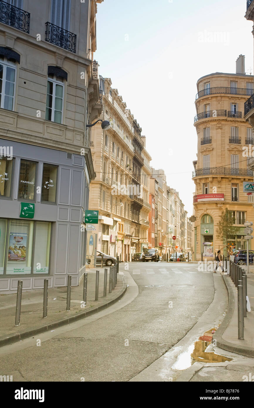 Eine Straße in Marseille, Frankreich. Sommerliche Straßenszene in der Stadt Marseille. Stockfoto