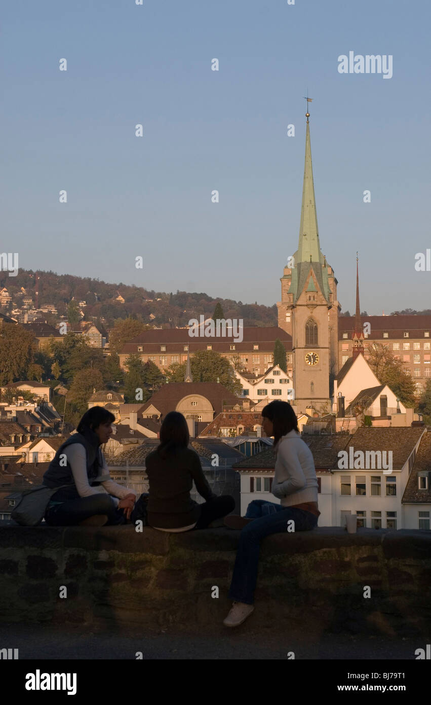 Junge Mädchen, die den Blick auf die Altstadt, Zürich, Schweiz Stockfoto