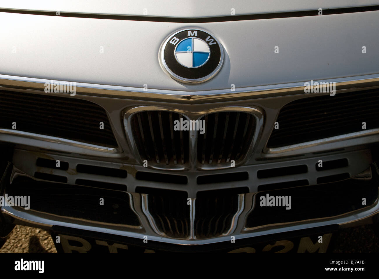 Klassische BMW-Abzeichen und Grill. Stockfoto