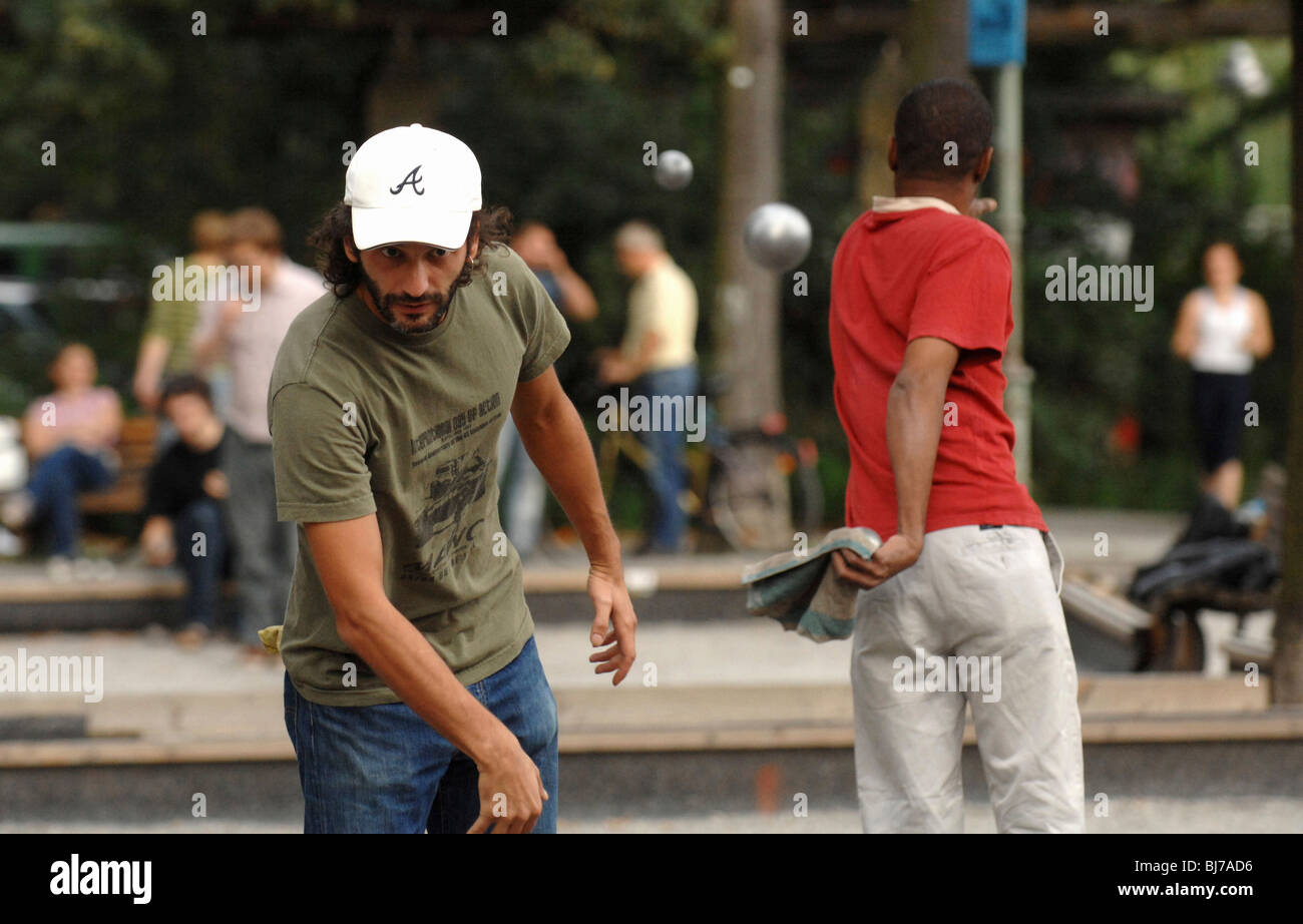 Ein Mann spielen Boule im Park, Deutschland, Europa Stockfoto