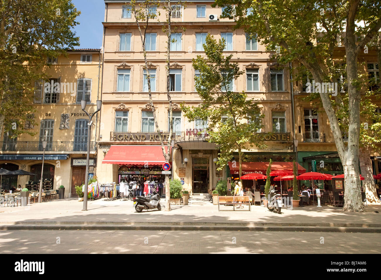 Eine Straße in Provence-Alpes-Cote d'Azur, Bouches-du-Rhone, Aix-en-Provence. Sommernachmittag mit viel Verkehr. Zahlreiche Touristen und Einheimische sind zu sehen. Stockfoto