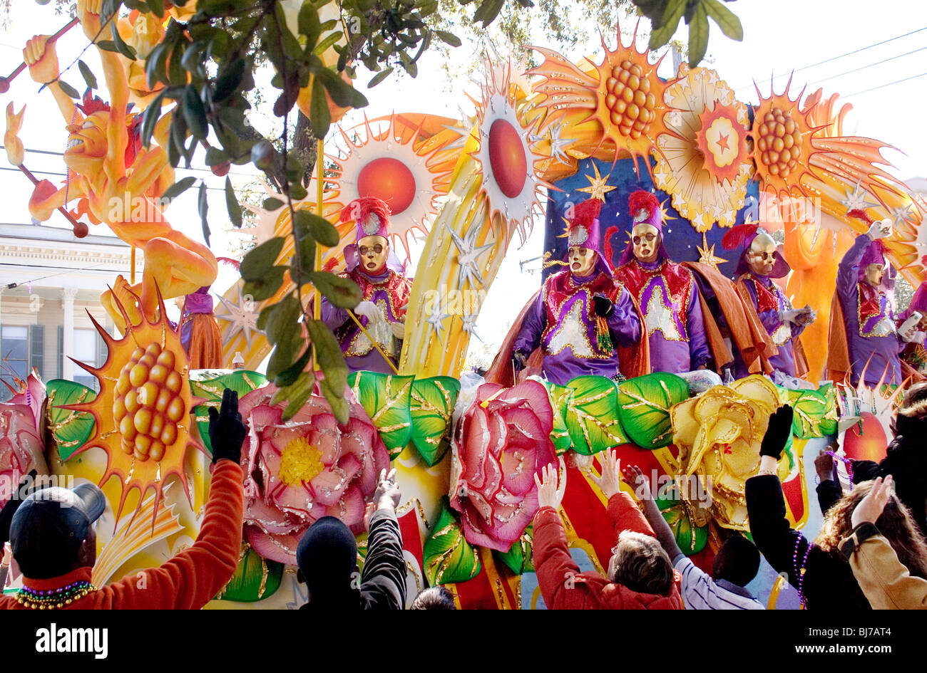 Karneval mit Masken werfen Perlen schweben.  Rex Parade, New Orleans, La, USA. Stockfoto