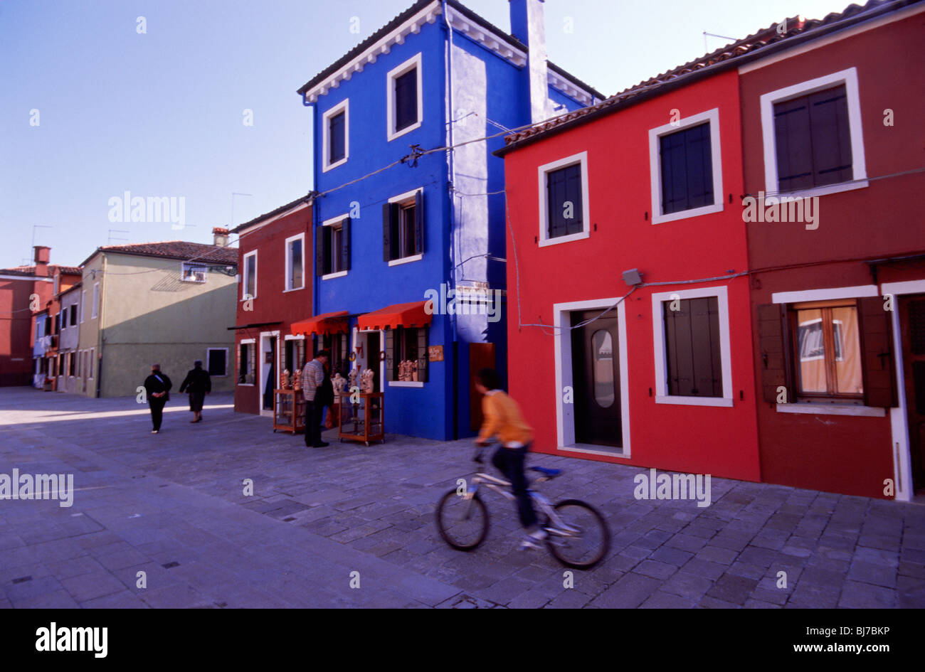 Venedig, März 2008 - Kind auf Fahrrad geht bunten Häuser nach Burano, eine Insel in der Lagune von Venedig. Stockfoto